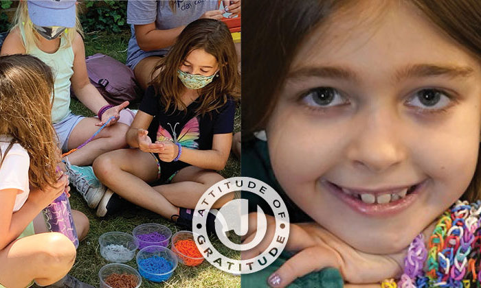 campers making rainbow loom bracelets