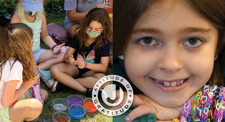 campers making rainbow loom bracelets